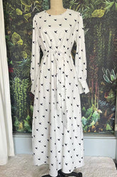 Weißes, langärmliges Kleid mit Print